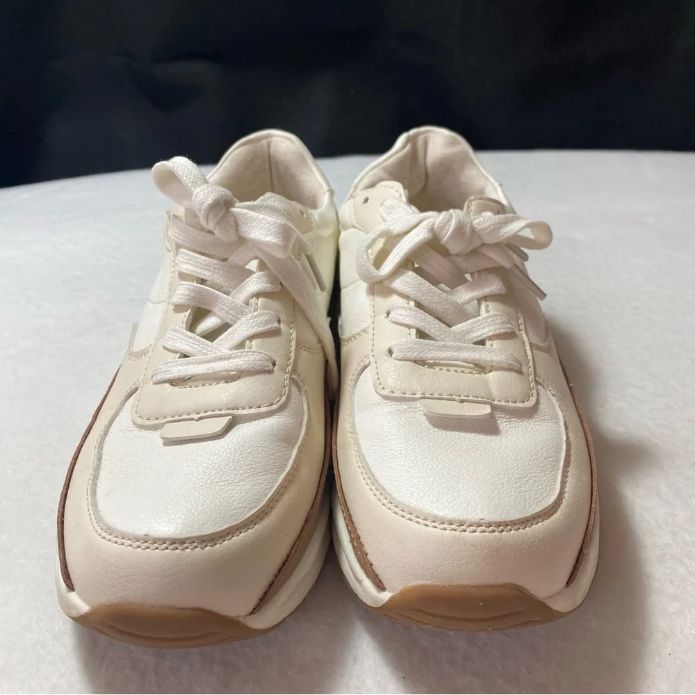 Cushionaire Sneakers Women’s 8 Cream Tan Brown Casual Comfort Lace‎ Up Shoe